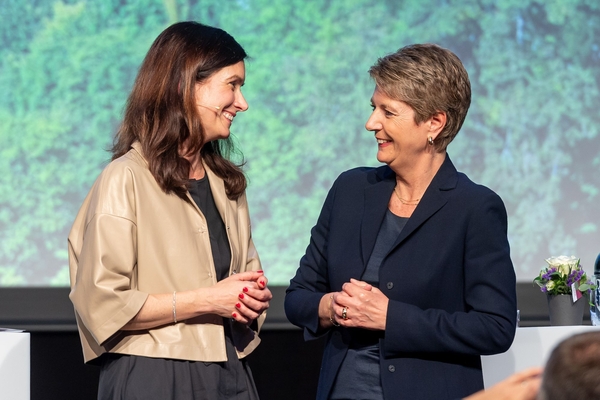 Maja Riniker und Karin Keller-Sutter im Gespräch